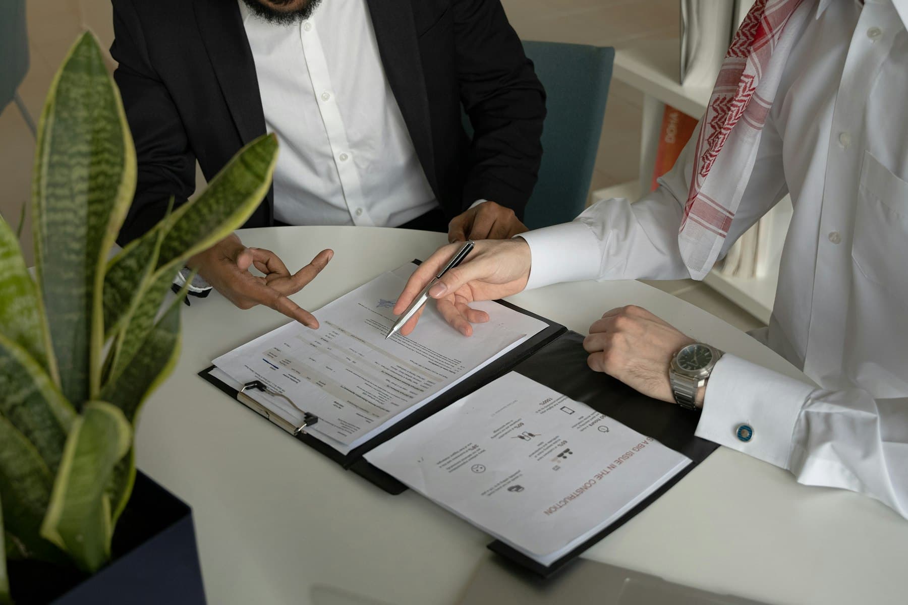 شاشة حاسوب محمول تعرض رسومًا بيانية لمؤشرات الأداء