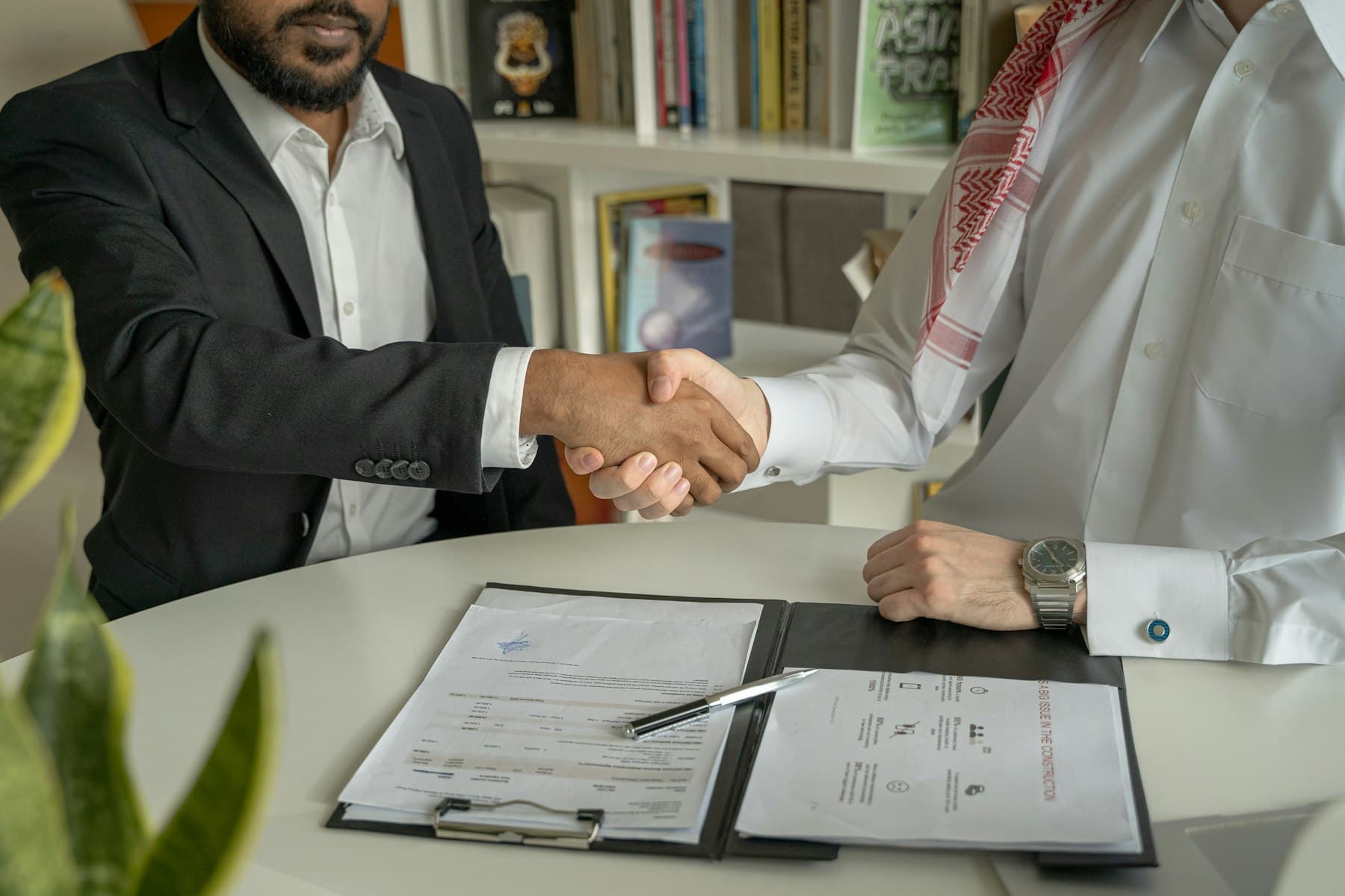 مجموعة رجال أعمال بالزي القطري الأبيض